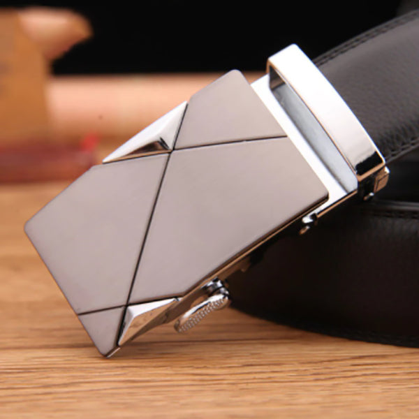 Fashionable men's belt made of 100% genuine leather. High quality metal automatic buckles.